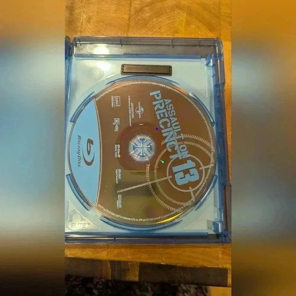 Assault On Precinct 13 Blu-ray (EUC) - Picture 3 of 3